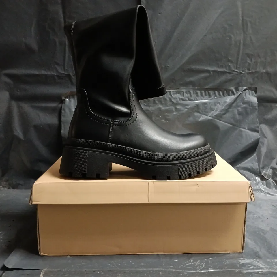 BOXED PAIR OF SIMMI LONDON KNEE-HIGH BOOTS IN BLACK SIZE UK 5