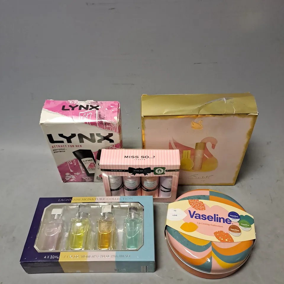 APPROXIMATELY 5 ASSORTED COSMETIC BOXSETS TO INCLUDE - VASELINE LIP LOVING COLLECTION - GLORIA VANDERBILT EAU DE TOILETTE GIFT SET - LYNX ATTRACT FOR HER DUO - ETC