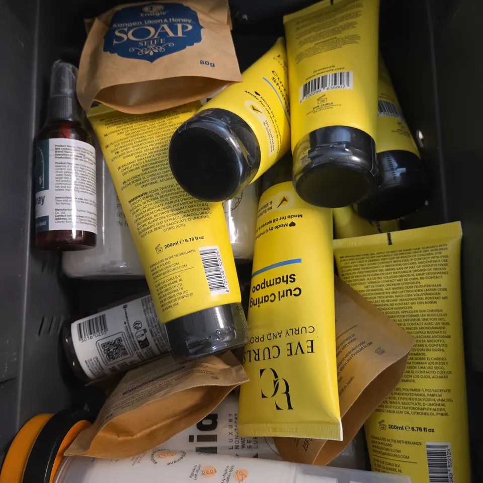 APPROXIMATELY 15 ASSORTED HEALTH & BEAUTY PRODUCTS TO INCLUDE CURL CONDITIONER, HONEY SOAP, BODY BUTTER ETC