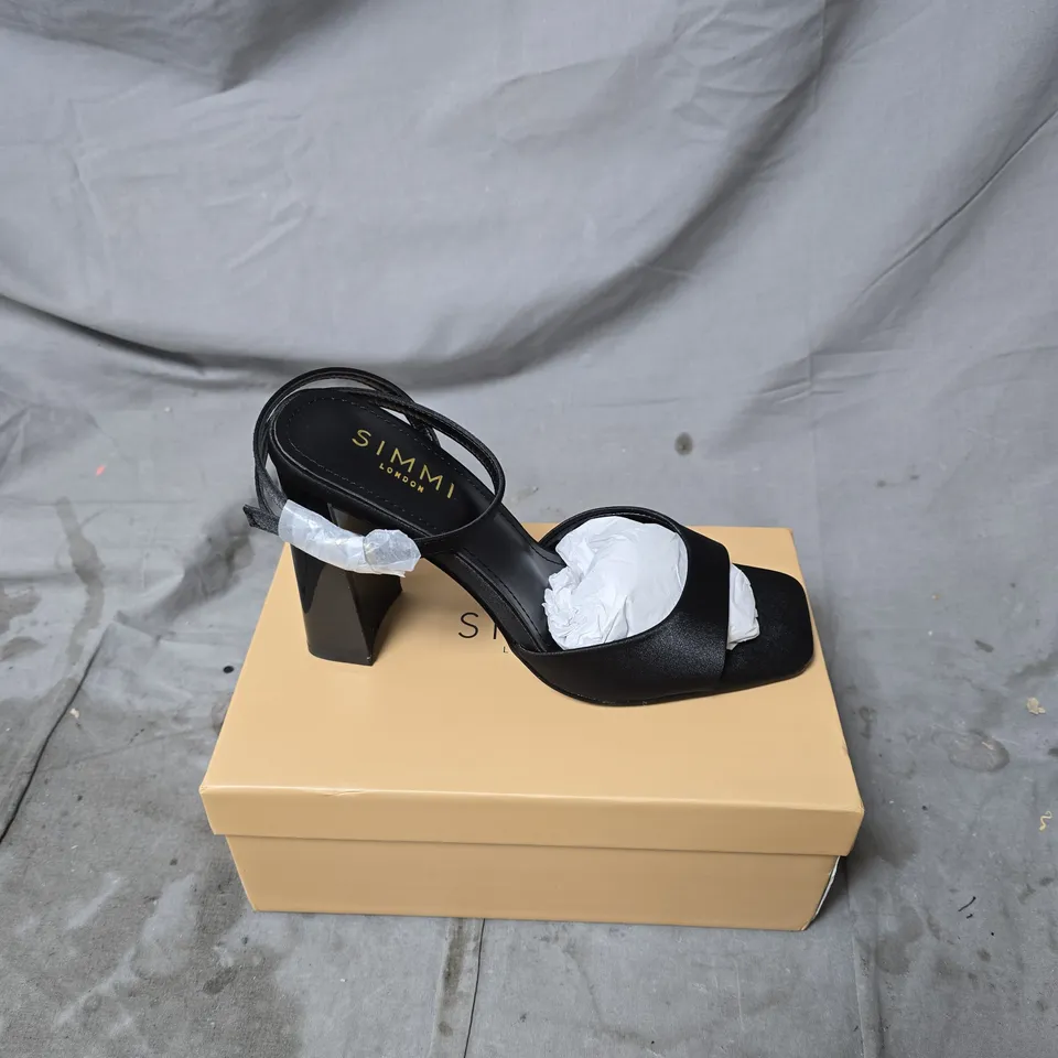 SIMMI LONDON BLACK STRAPPY SANDALS – OPEN-TOE, BLOCK HEEL (WOMEN) SIZE 5
