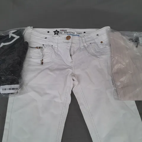 BOX OF APPROXIMATELY 20 ASSORTED CLOTHING AND FASHION ITEMS IN VARIOUS STYLES, SIZES, AND COLOURS