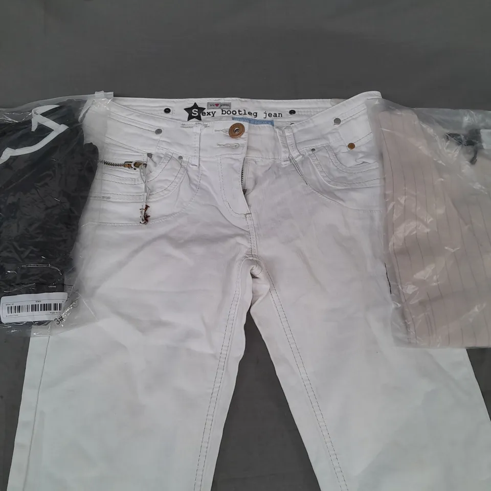 BOX OF APPROXIMATELY 20 ASSORTED CLOTHING AND FASHION ITEMS IN VARIOUS STYLES, SIZES, AND COLOURS