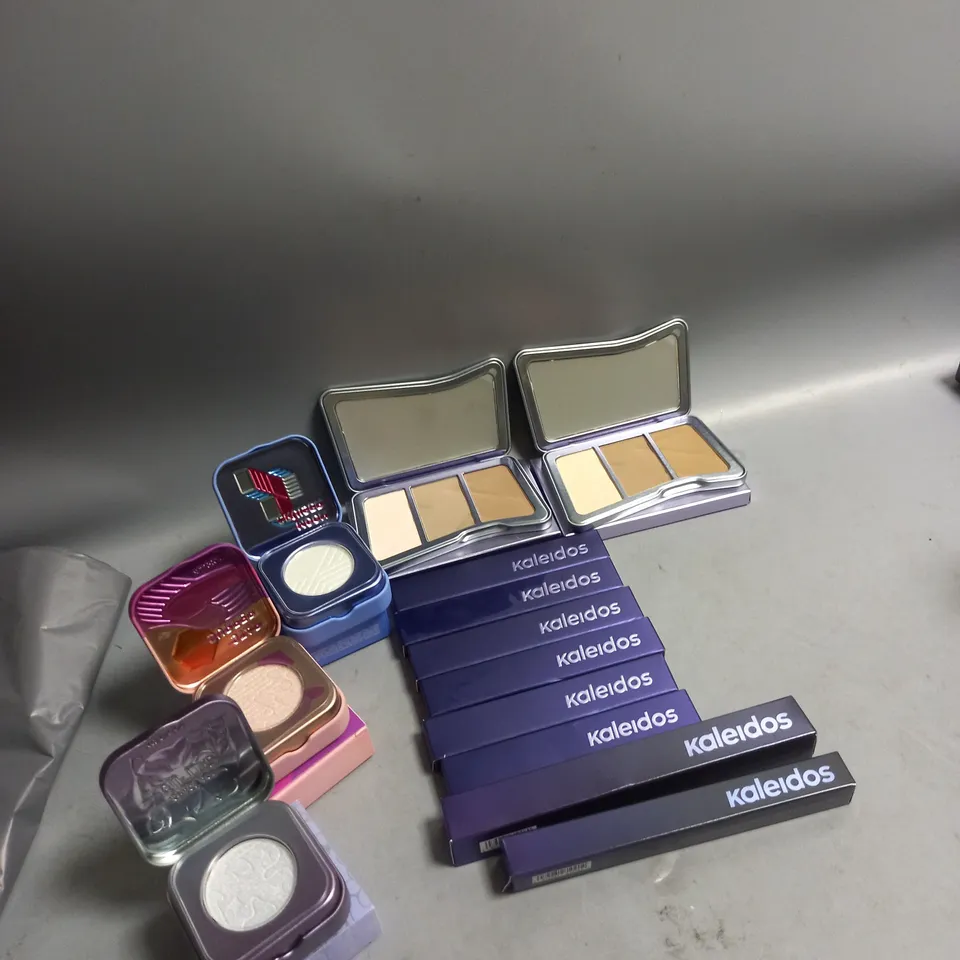 LOT OF 13 KALEIDOS MAKE UP PRODUCTS TO INCLUDE HIGHLIGHTERS, BRUSHES, CONTOUR PALLETTES
