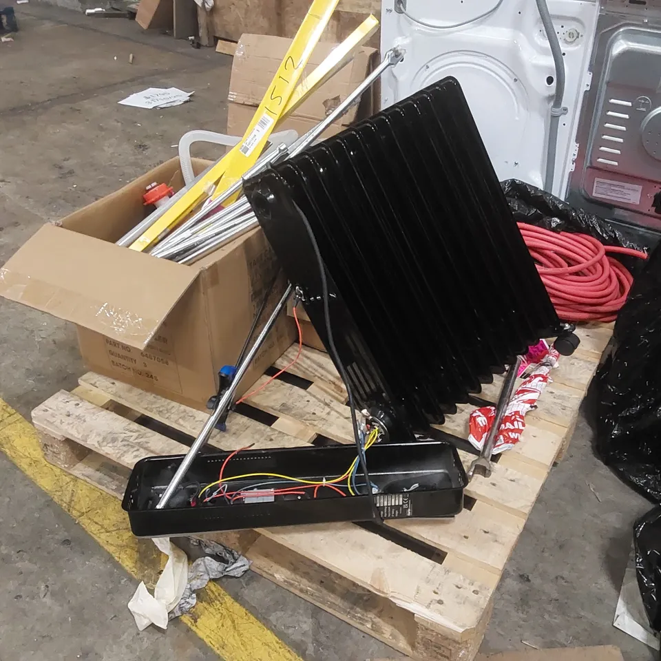 PALLET CONTAINING A LARGE ASSORTMENT OF TOOLS/EQUIPMENT PARTS INCLUDING: HOSES, CAR COVER, RADIATOR, VICES ECT