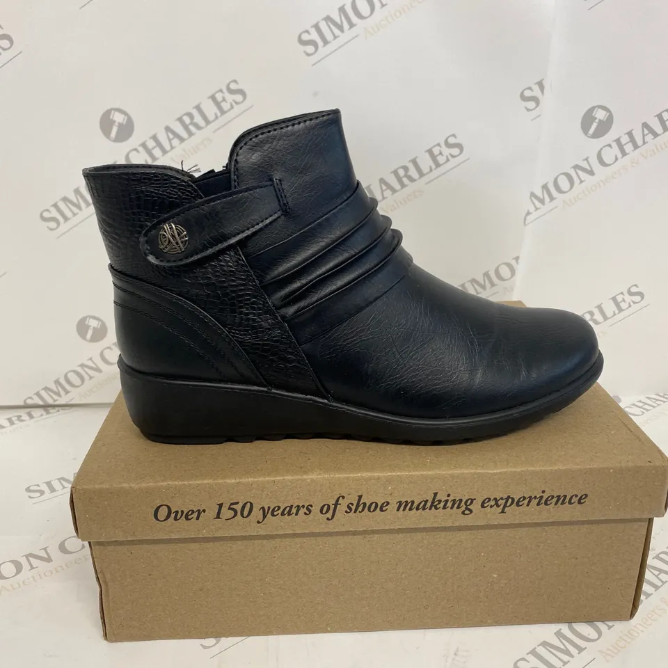 BOXED PAIR OF CUSHIONWALK BLACK SHOES SIZE 7