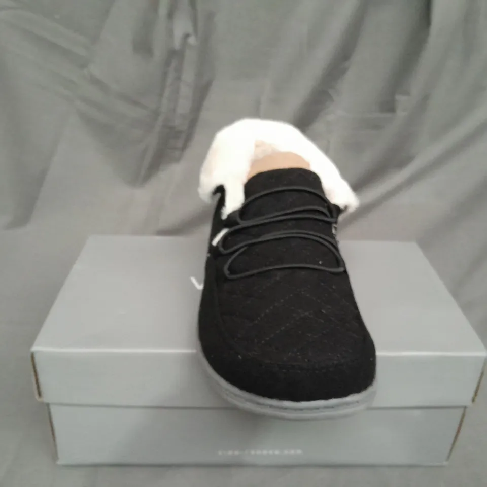 BOXED PAIR OF VIONIC BELIEVE SLIPPERS IN BLACK SIZE 5