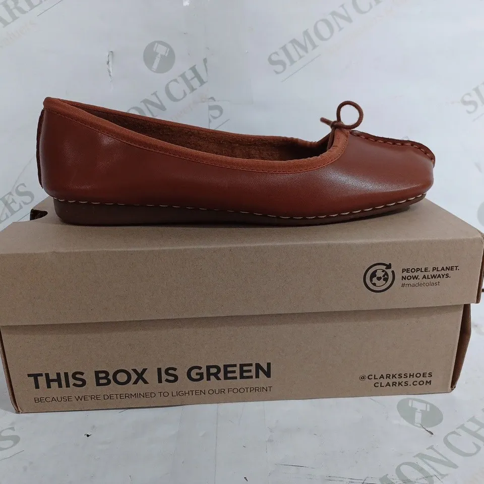 CLARKS FRECKLE ICE DARK TAN LEATHER IN BROWN - UK 4