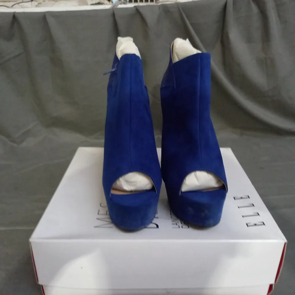 APPROXIMATELY 10 BOXED PAIR OF ELLE SASHAY HEELED OPEN TOE PLATFORM SHOES IN VARIOUS SIZES TO INCLUDE SIZE 8 