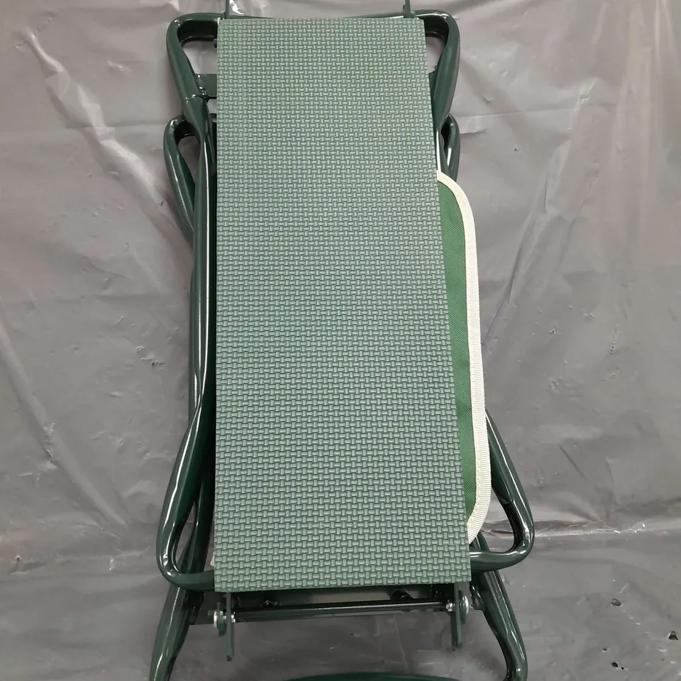 UNBRANDED GREEN FOLDABLE CHAIR 
