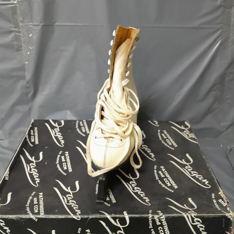 PATHFINDER AND CCM ICE SKATES WHITE SIZE 24