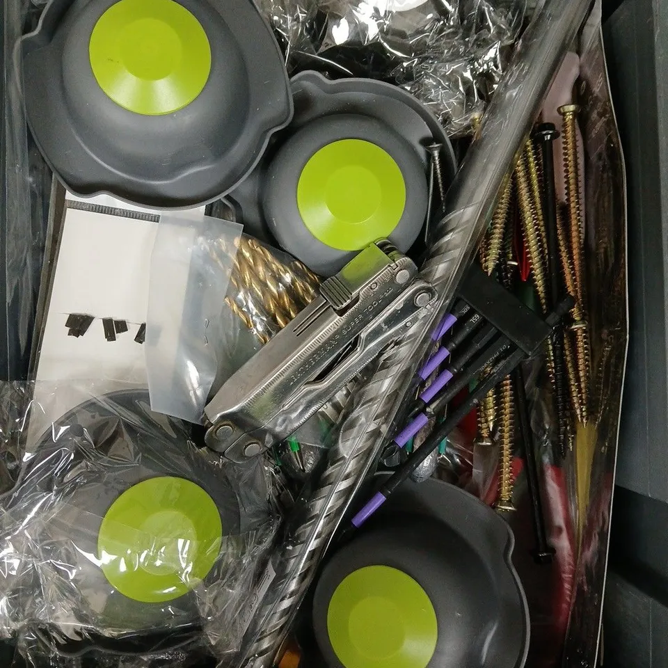 APPROXIMATELY 20 HOUSEHOLD ITEMS TO INCLUDE FOLDING MULTI-TOOL, DECORATING COMB, TOOLS ETC