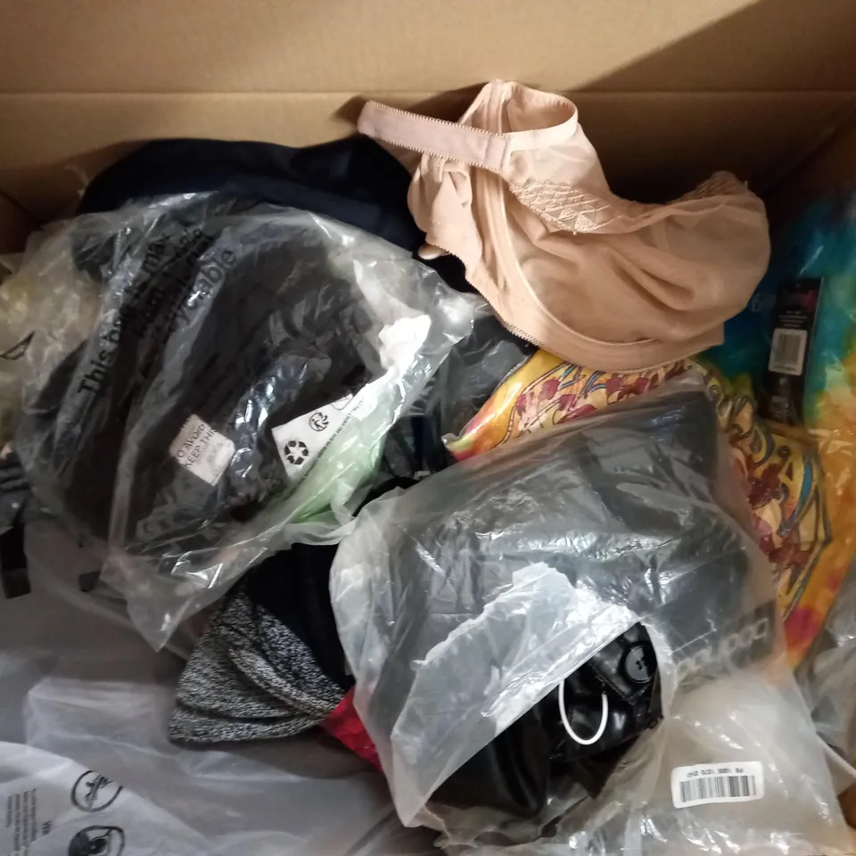 LOT OF APPROX 20 ASSORTED CLOTHING ITEMS VARYING IN SIZE/COLOUR/STYLE TO INCLUDE: TROUSERS, TOPS, JUMPERS