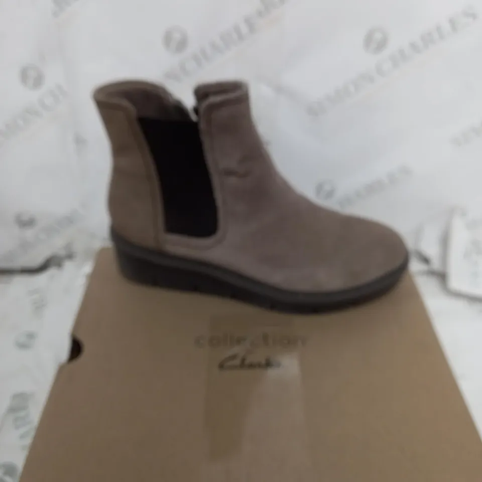 BOXED PAIR OF COLLECTION BY CLARKS AIRABELL MOVE SUEDE BOOTS IN PEBBLE COLOUR SIZE 6