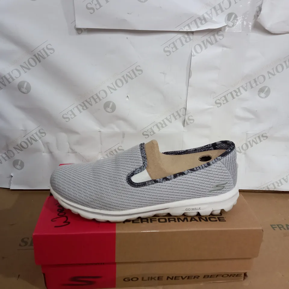 SKECHERS ORIGINAL GO WALK SIZE 6.5