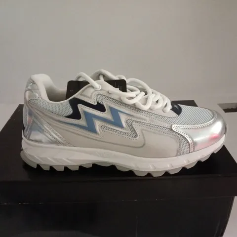 AISE CHROME BLUE COSMO RUNNER UK 8 BOXED