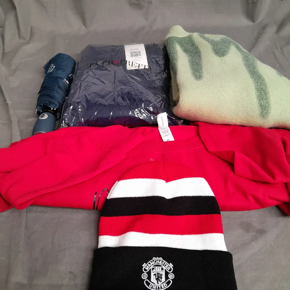 BOX OF APPROXIMATELY 20 ASSORTED CLOTHING ITEMS TO INCLUDE - BEANIE , UMBRELLA , JUMPER ETC