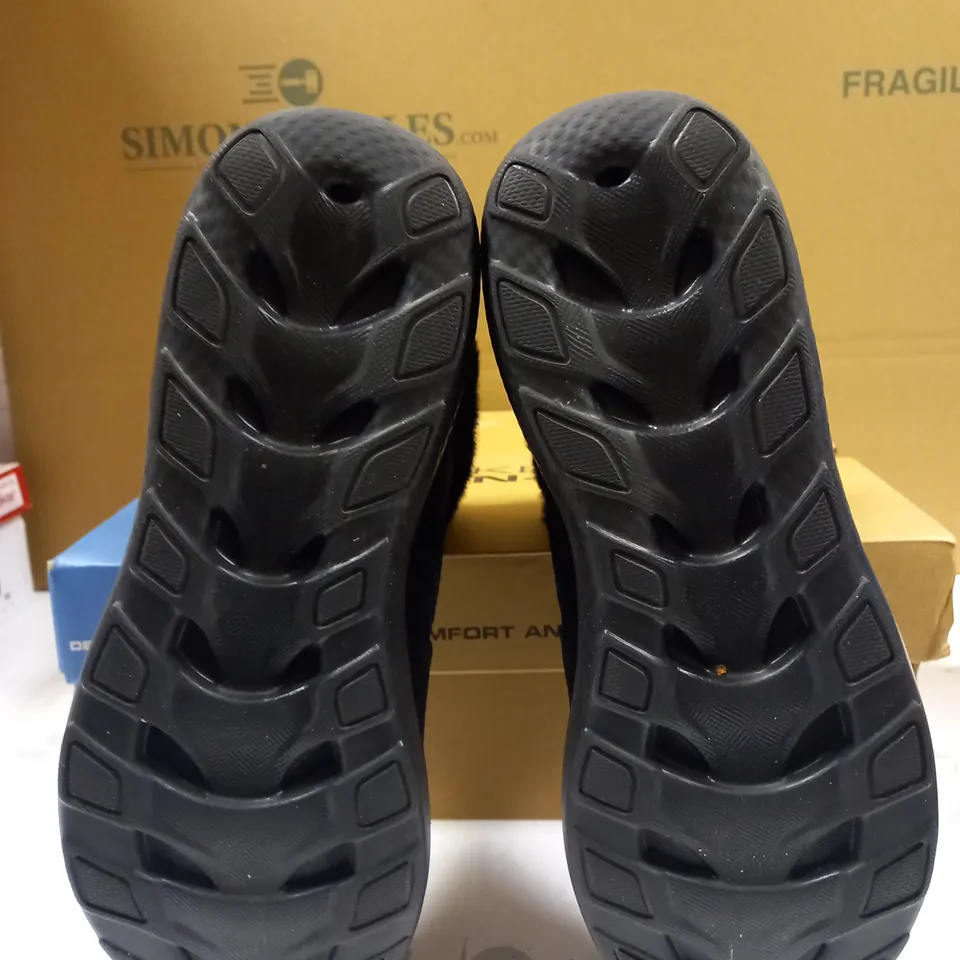 SKETCHERS ON THE GO WINTER FLING BOOT SIZE 6.5