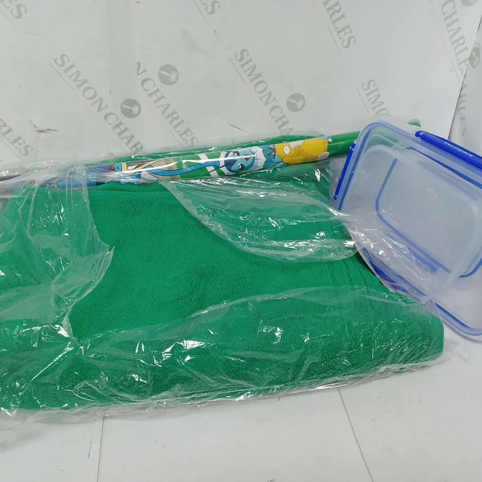 APPROXIMATELY 15 ASSORTED HOUSEHOLD ITEMS TO INCLUDE SISTEMA TUPPERWARE SET, GREEN BATH TOWEL, POKEMON POSTER, ETC