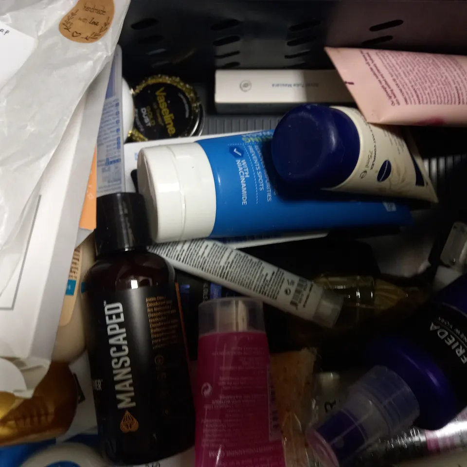 LOT OF APPROXIMATELY 20 ASSORTED HEALTH & BEAUTY ITEMS, TO INCLUDE HAWAIIAN TROPIC, THE ORDINARY, LA ROCHE POSAY, ETC