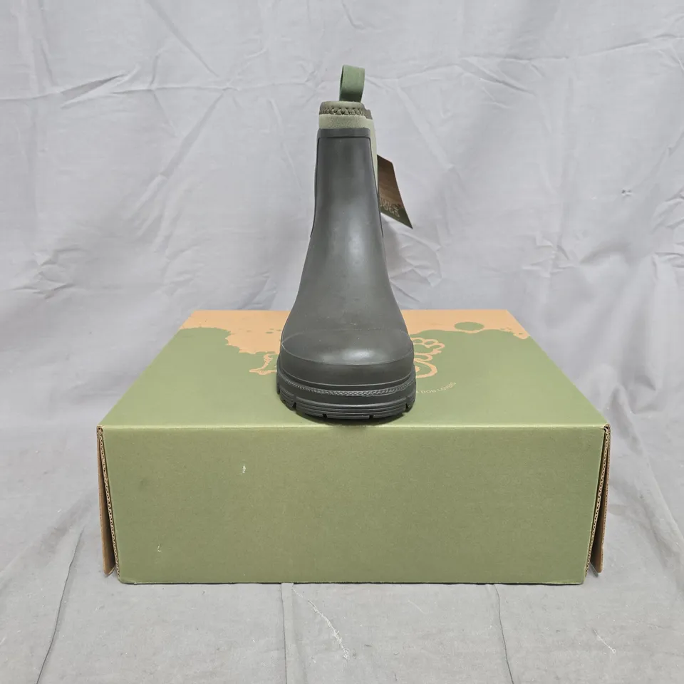 BOXED PAIR OF MUD DOGS BROOKE ANKLE BOOTS IN DARK GREEN SIZE UK 6