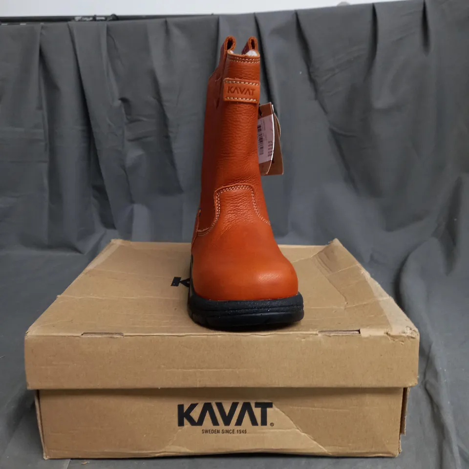 BOXED PAIR OF KAVAT HIGH TOP BOOTS SIZE 28