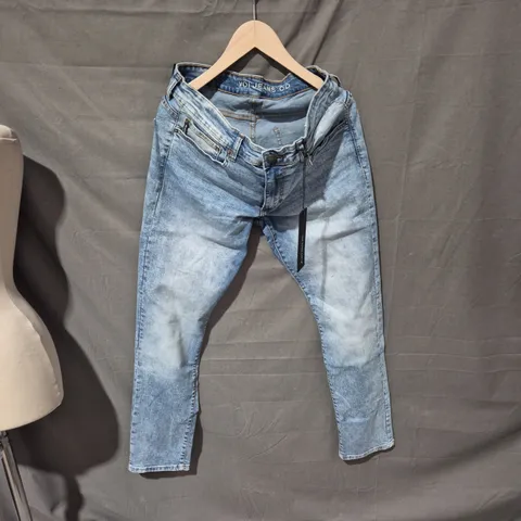 VOI JEANS CO. HARVEY 006 JEANS – SIZE 34, LIGHT BLUE
