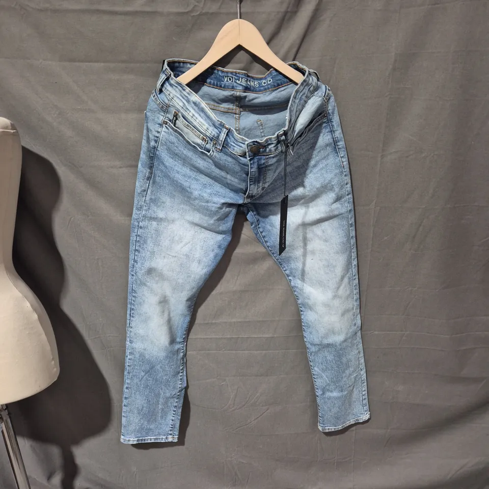 VOI JEANS CO. HARVEY 006 JEANS – SIZE 34, LIGHT BLUE