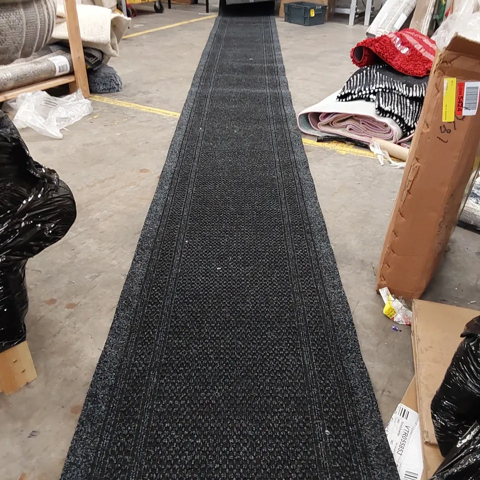 LONG SCHWARZ STAIR LOOPED BLACK RUG // 715 X 66CM