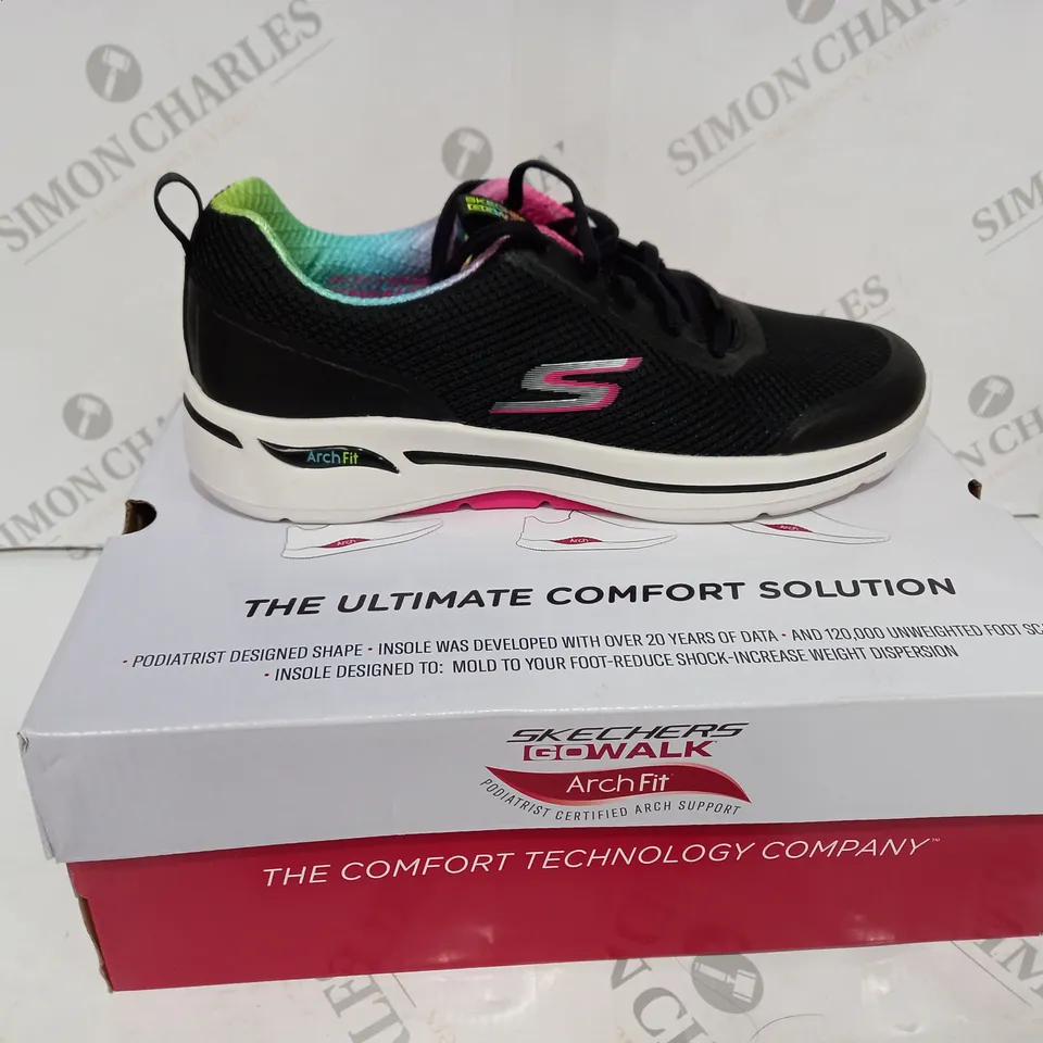 BOXED SKETCHERS GOWALK TRAINERS - SIZE UK 7