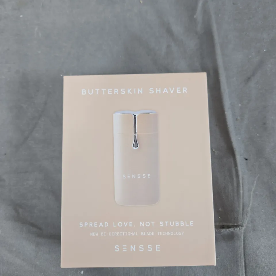 BOX OF APPROXIMATELY 20 ASSORTED ITEMS TO INCLUDE: DOUBLE DUVET SET AND BUTTERSKIN SHAVER