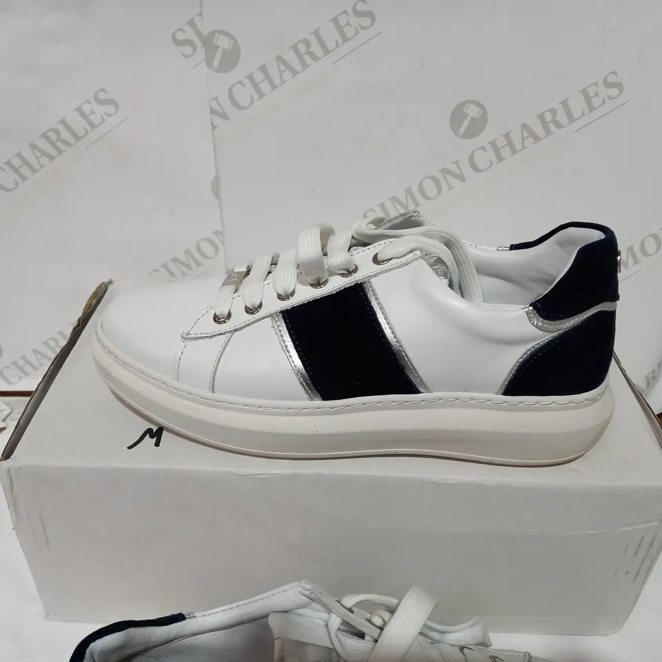 BOXED PAIR OF WHITE/NAVY TRAINERS - SIZE 5