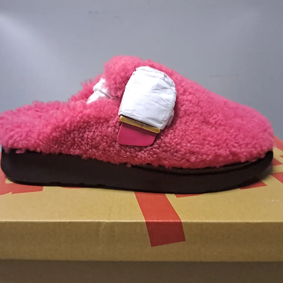 BOXED FITFLOPS GEN FF BUCKLE CURY SHEARLING SLIPPERS IN PINK - SIZE UK 6 