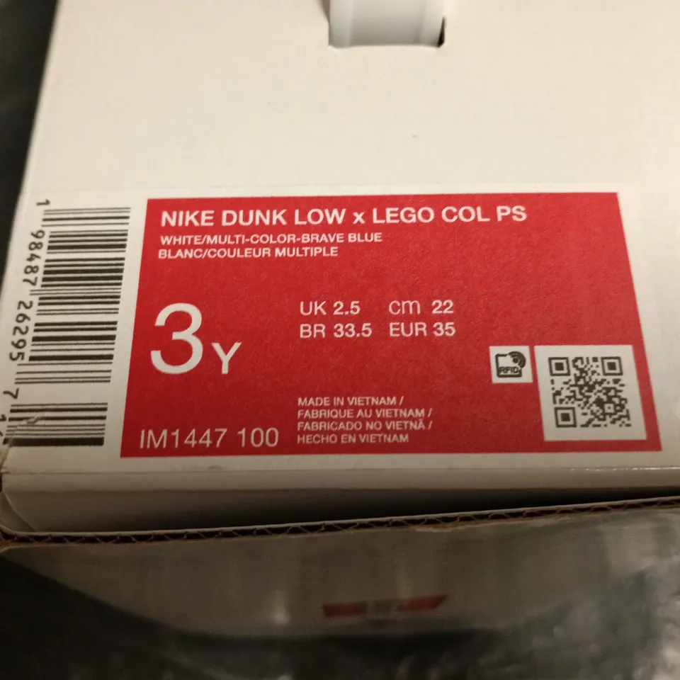 KIDS BOXED NIKE LEGO DUNK LOW TRAINERS IN WHITE/BLUE - UK 2.5
