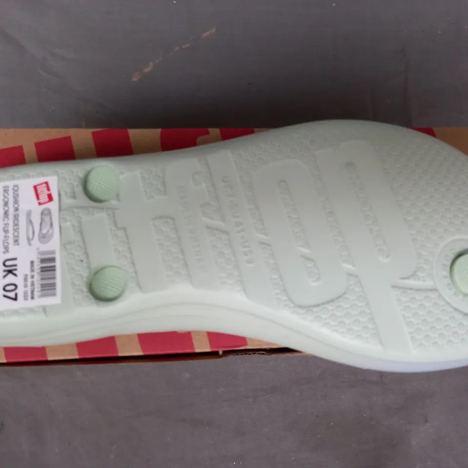 BOXED PAIR OF FITFLOP IQUSHION FLIP-FLOPS IN IRIDESCENT BLUE UK SIZE 7