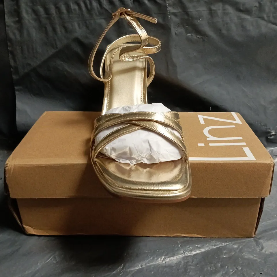 BOXED PAIR OF LINZI OPEN TOE MID HEELED SANDALS IN METALLIC GOLD SIZE 8