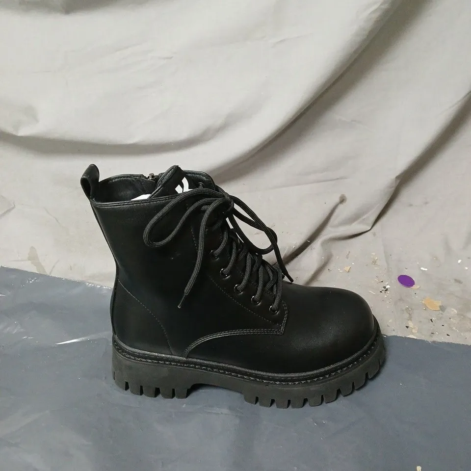 KOI LAVELL LACE UP BOOTS SIZE 5