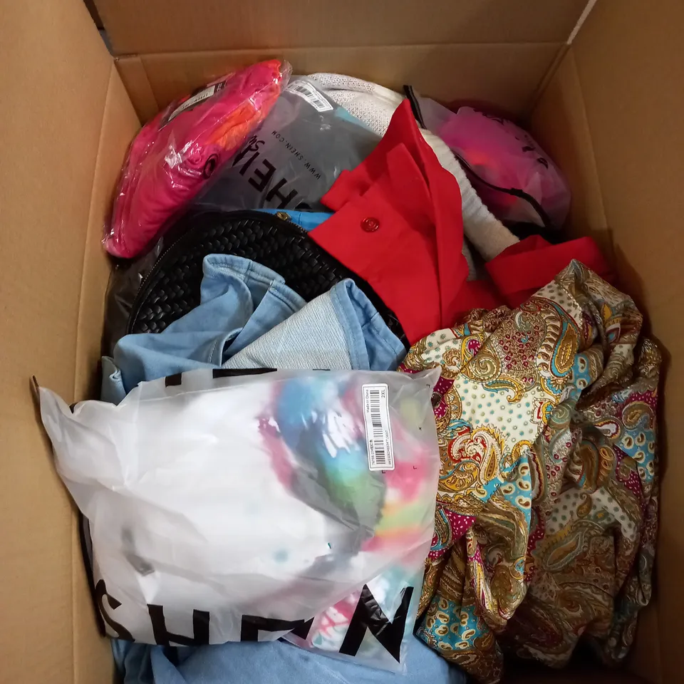 BOX OF APPROX 35 ASSORTED CLOTHING ITEMS TO INCLUDE - DRESSES, T-SHIRTS AND TROUSERS