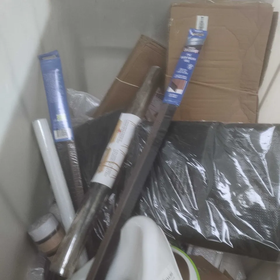 APPROXIMATELY 20 ASSORTED HOUSEHOLD PRODUCTS TO INCLUDE WALLPAPER, POTTY TRAINER, GARDEN COVER ETC