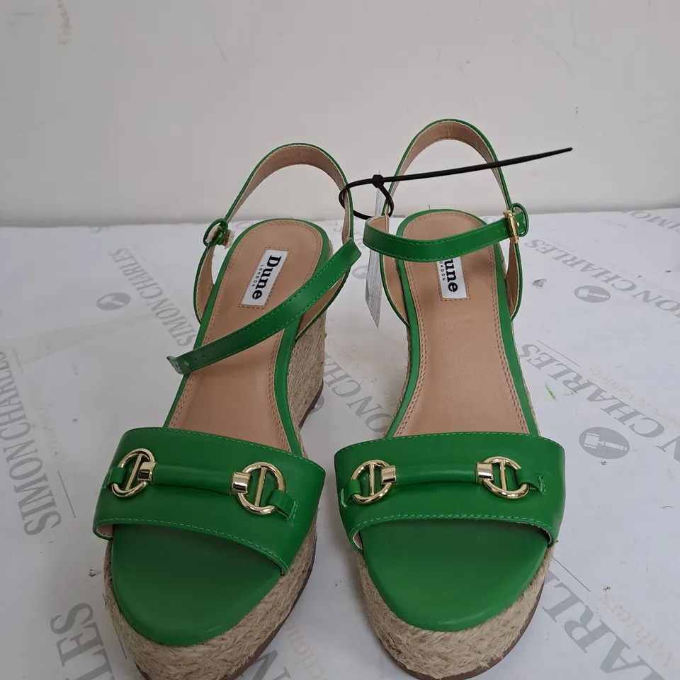 WOMENS DUNE WEDGE SANDAL IN GREEN - SIZE 4