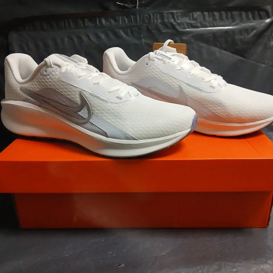 BOXED PAIR OF NIKE DOWNSHIFTER 13 TRAINERS IN WHITE/SILVER SIZE UK 6.5