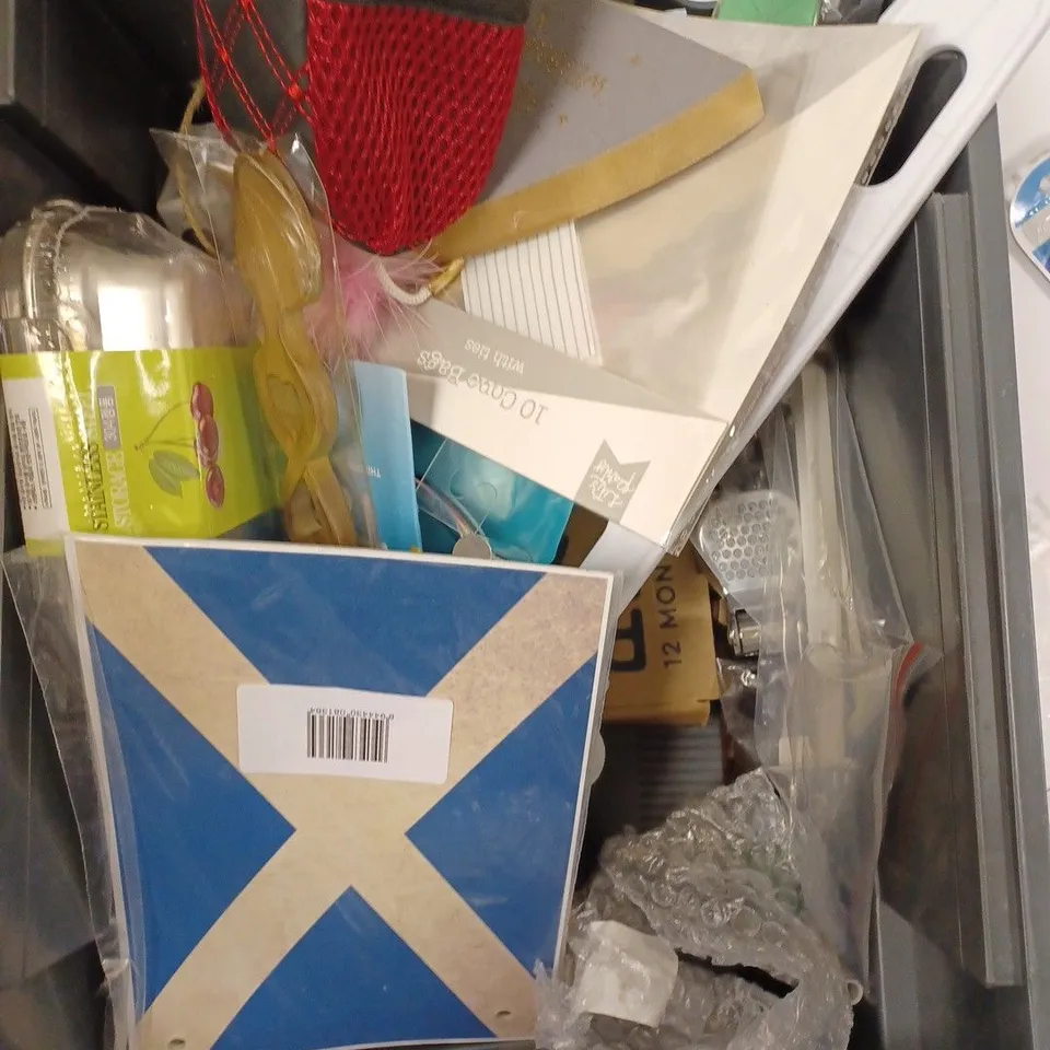 BOX OF APPROXIMATELY 15 ASSORTED HOUSEHOLD ITEMS TO INCLUDE TRAVEL LOCKS, CRIMPIT MAKER, STATIONARY ETC