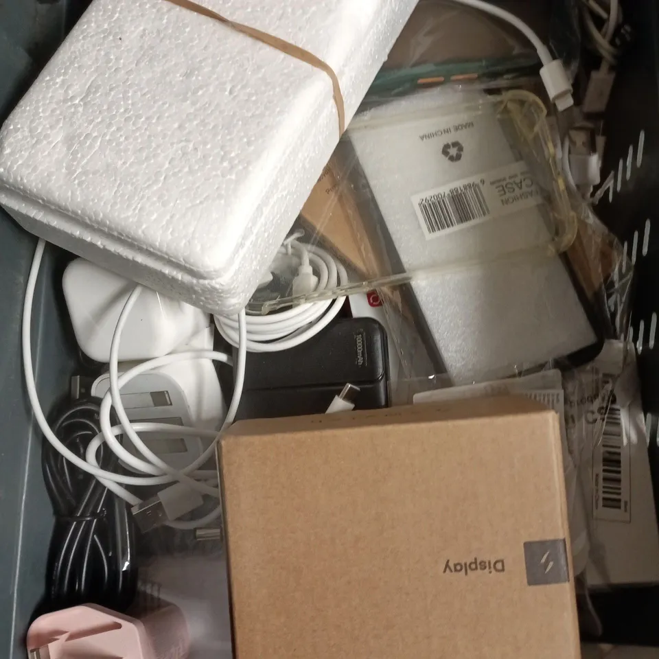 APPROXIMATELY 15 ASSORTED SMARTPHONE ACCESSORIES TO INCLUDE CHARGING CABLES, USB PLUGS, PHONE CASES ETC
