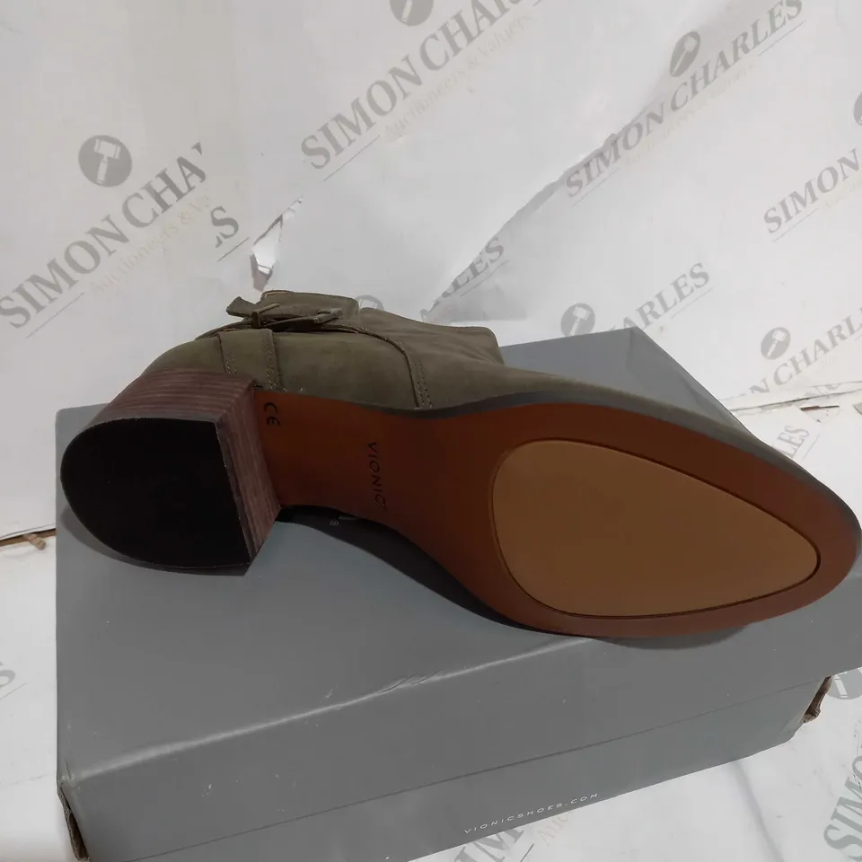 BOXED PAIR OF VIONIC SIENNA ANKLE BOOTS IN OLIVE SIZE 7