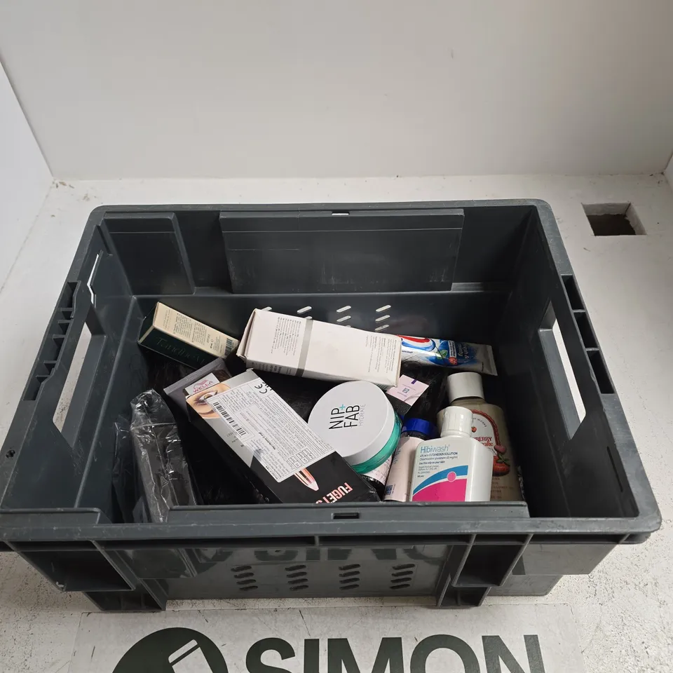 TOTE OF APPROXIMATELY 150 ASSORTED BEAUTY ITEMS INCLUDING HIBIWASH 4% W/V CUTANEOUS SOLUTION, BATH & BODY WORKS BODY LOTION AND ESALON ROSIE'S COLOR
