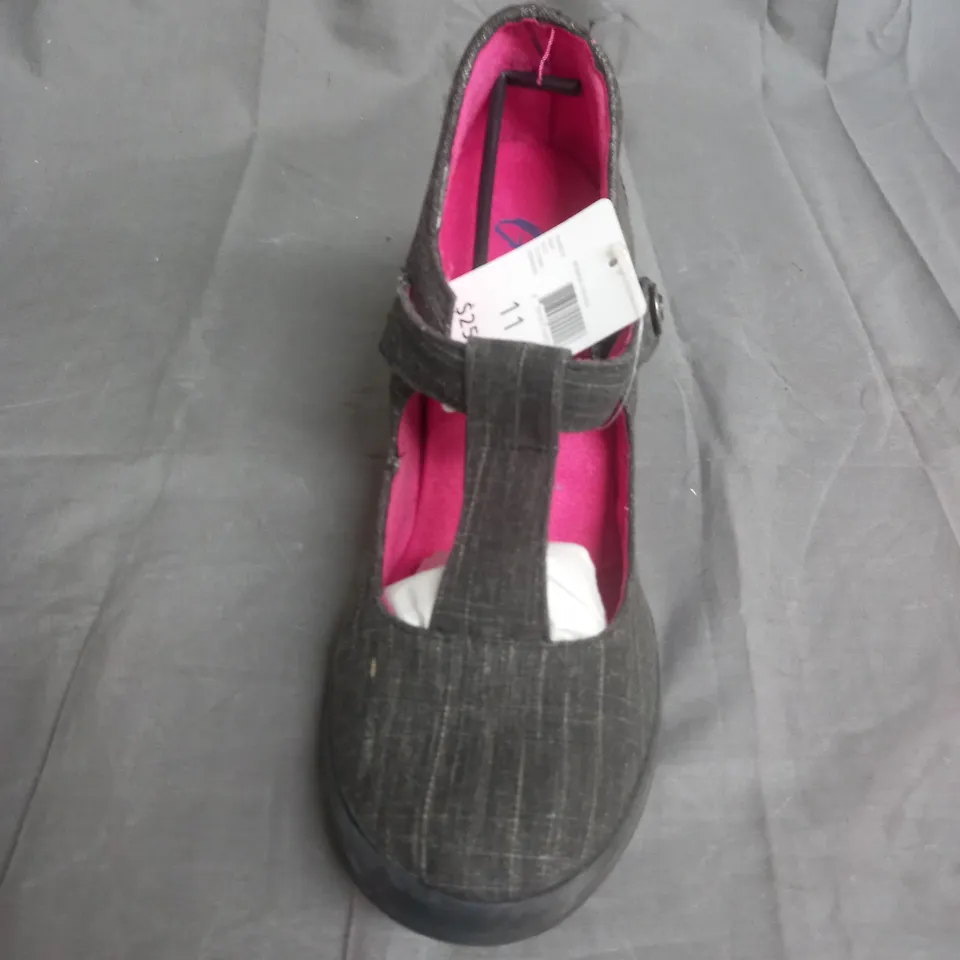 BOX OF APPROXIMATELY 5 PAIRS OF SHOES IN VARIOUS SIZES 4X GUPPY LOVE PAIR 1X DEITIY PAIR