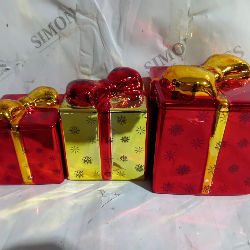 SANTA EXPRESS PRE-LIT SET OF GLASS PRESENTS IN RED AND GOLD 