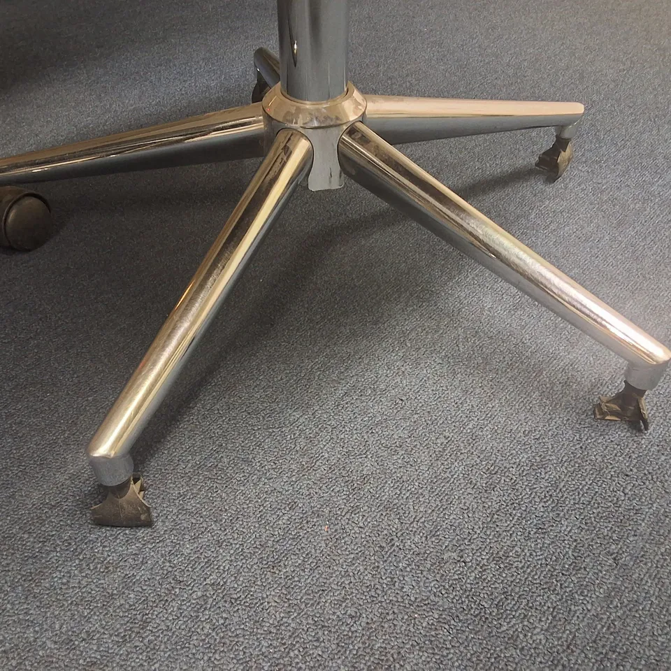 LOT OF 4 ASSORTED OFFICE CHAIRS 