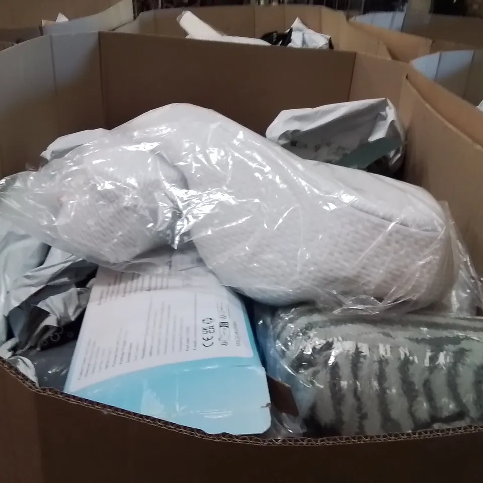 PALLET CONTAINING A LARGE QUANTITY OF PILLOWS