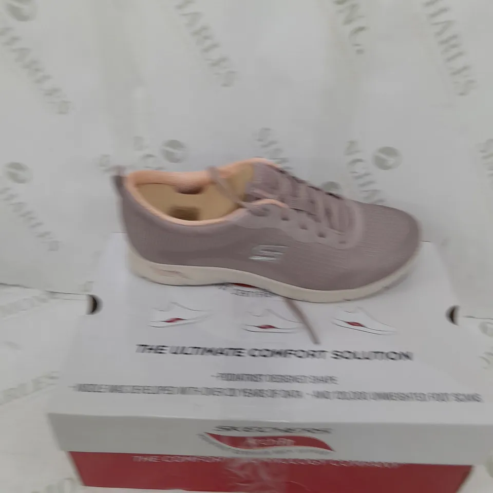 BOXED PAIR OF KSETCHERS PINK TRAINERS SIZE 6.5 