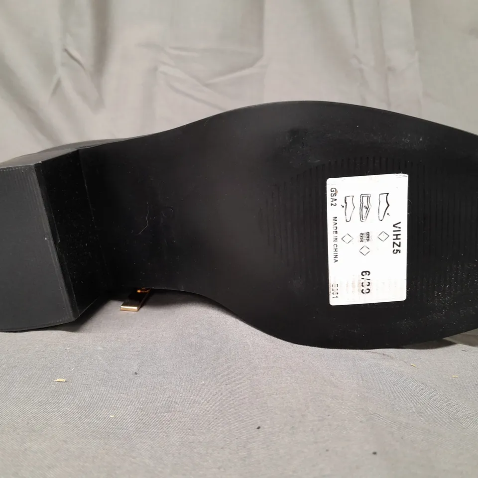 BOXED PAIR OF V BY VERY KNEE-HIGH SHOES IN BLACK SIZE 6